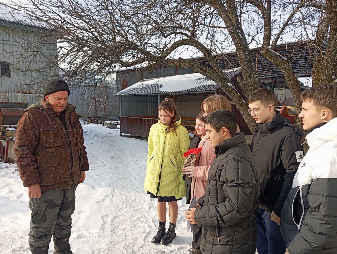 "Не обсуждая Родины приказ".